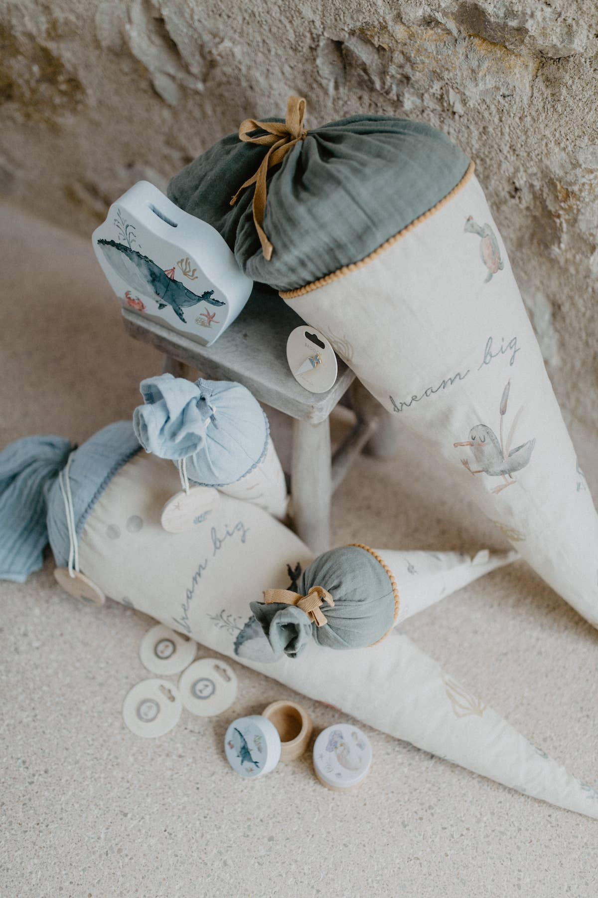 Leevje - Wholesale Party Favor - Large school cone 'whale' with cardboard cone and filling cushion1