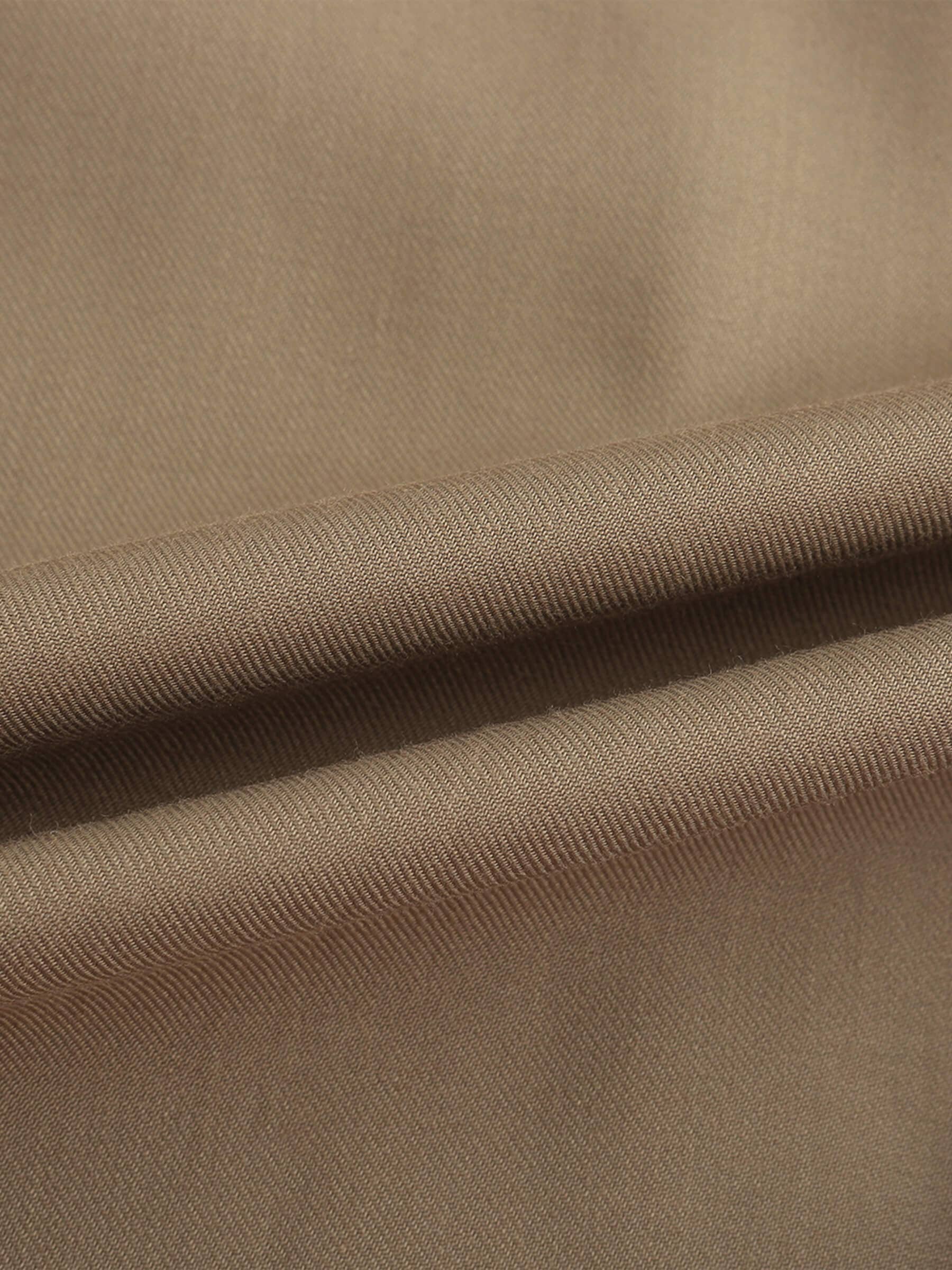 CUBIC – Großhandel Trenchcoat – Damen – Doppelreihiger Trenchcoat mit Gürtel in Khaki3