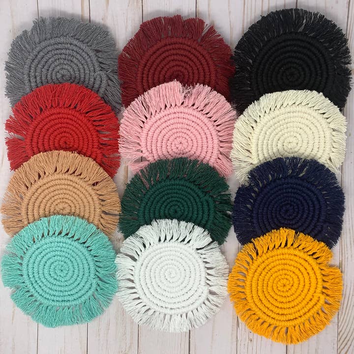 Sous-verres en macramé pour la vente par Cozy Rose Collective