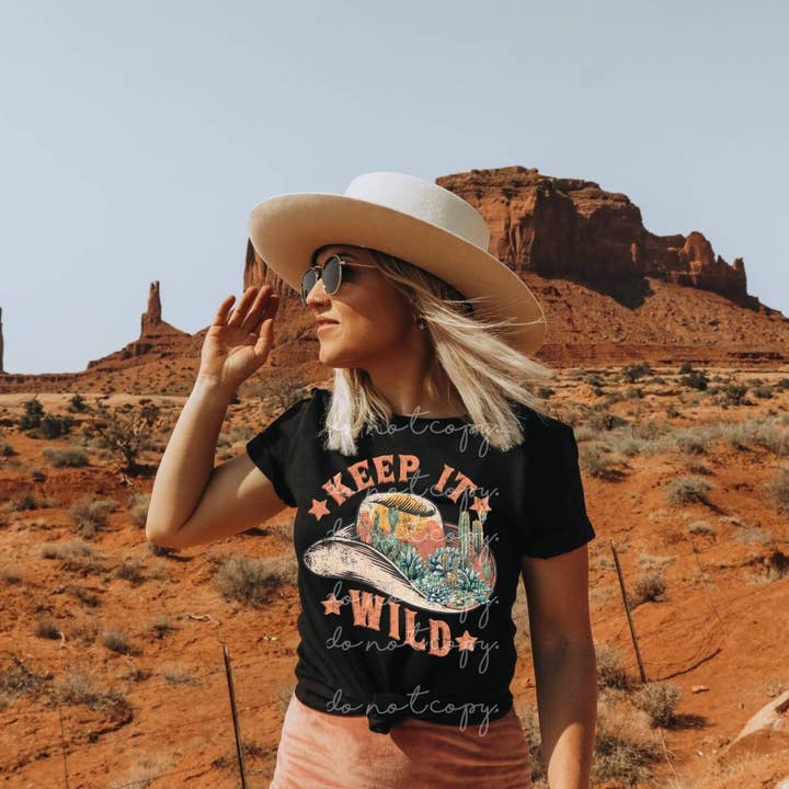 Cowgirl skjorta, Desert Shirt, Grafisk T-shirt, Damskjorta för wholesale av The Babe Cave Co