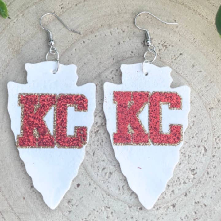 MadJack Designs - Vente Boucles d'oreilles pendantes - Boucles d'oreilles Kansas City KC en similicuir Arrowhead blanches Chiefs