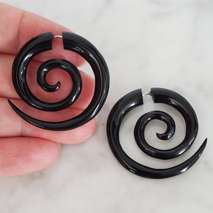 Dalfiya - Wholesale Hoop Earrings - 1.25" Spiral Hoop Fake Gauge Earrings Carved Black Horn Spli