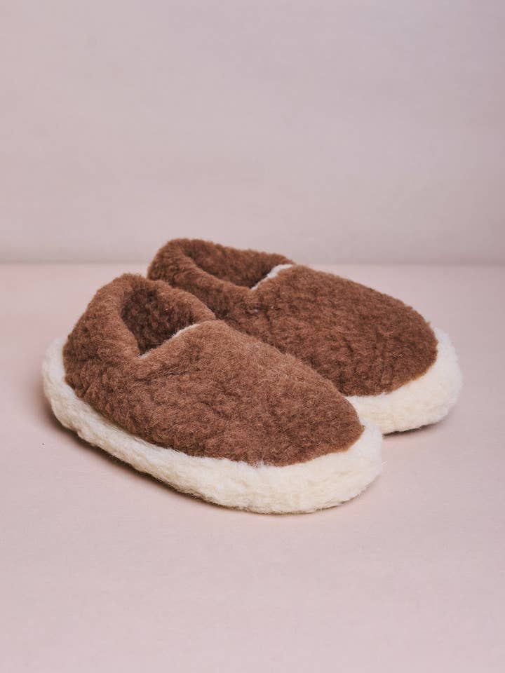 Kurze Wollhausschuhe - Braun for wholesale by Garden State Candles