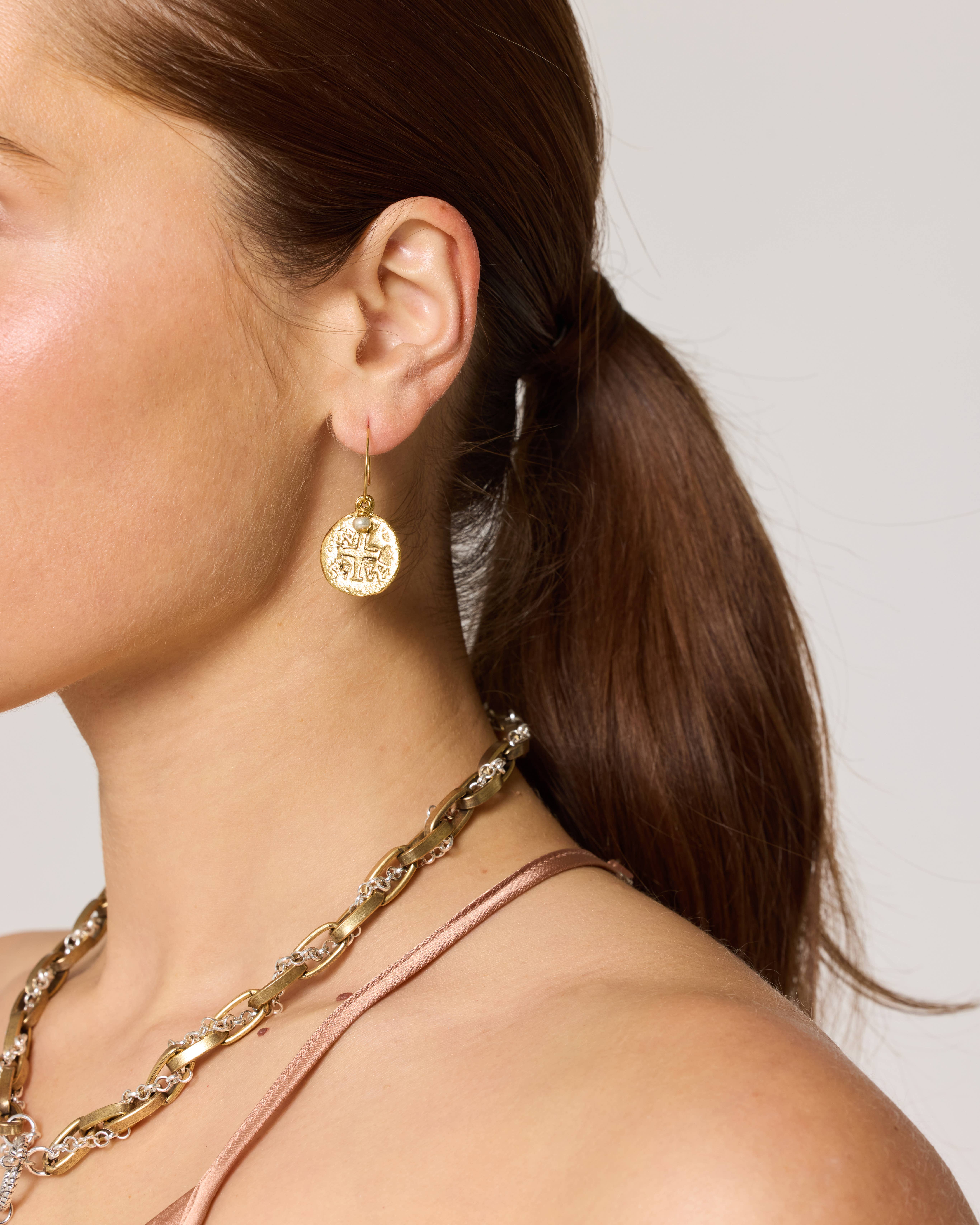 Julio Designs - Venta al por mayor Pendientes colgantes - Pendiente clásico tipo cruz tipo moneda ER 07 con detalle de cuentas metálicas1