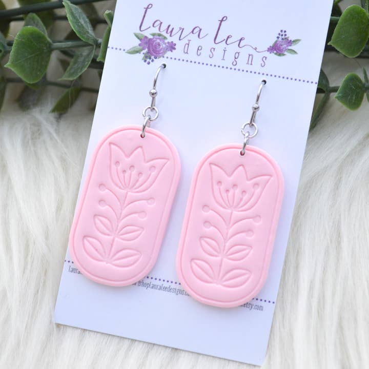 Orecchini in argilla con stampa tulipano || Rosa chiaro per la vendita all'ingrosso da parte di Laura Lee Designs