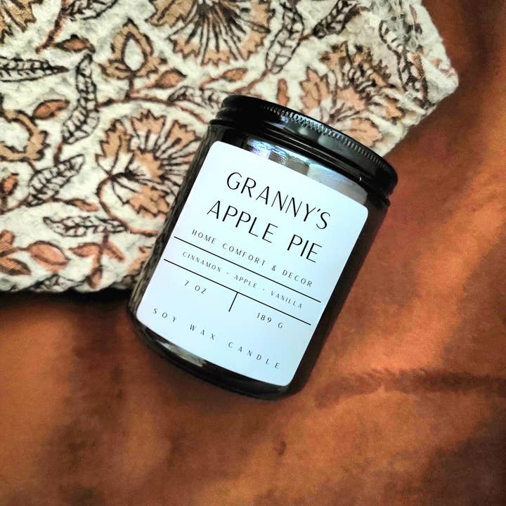 Kanel+æble ~ 7 oz. Amber Glass Soy Candle for engroshandel hos Home Comfort and Decor LLC