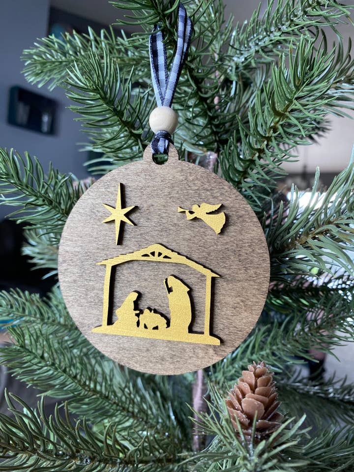 Handgjord julklappsprydnad i mocka och guld för wholesale av Novotny Designs