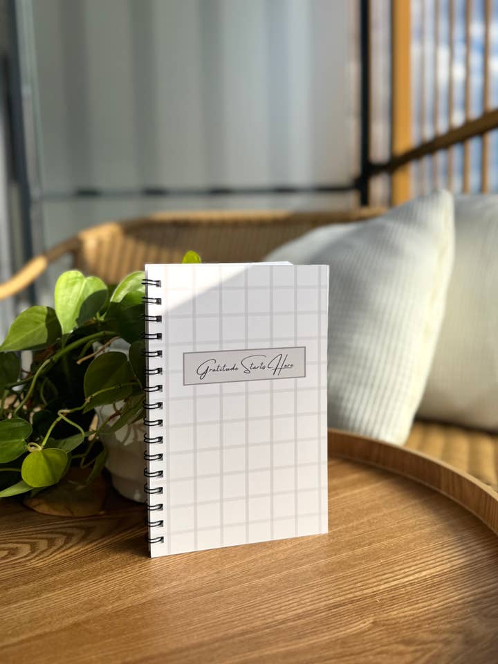 Dankbarkeit beginnt hier — Ein tägliches Journal zur Kultivierung von Freude für den Großhandel von By Us With Love