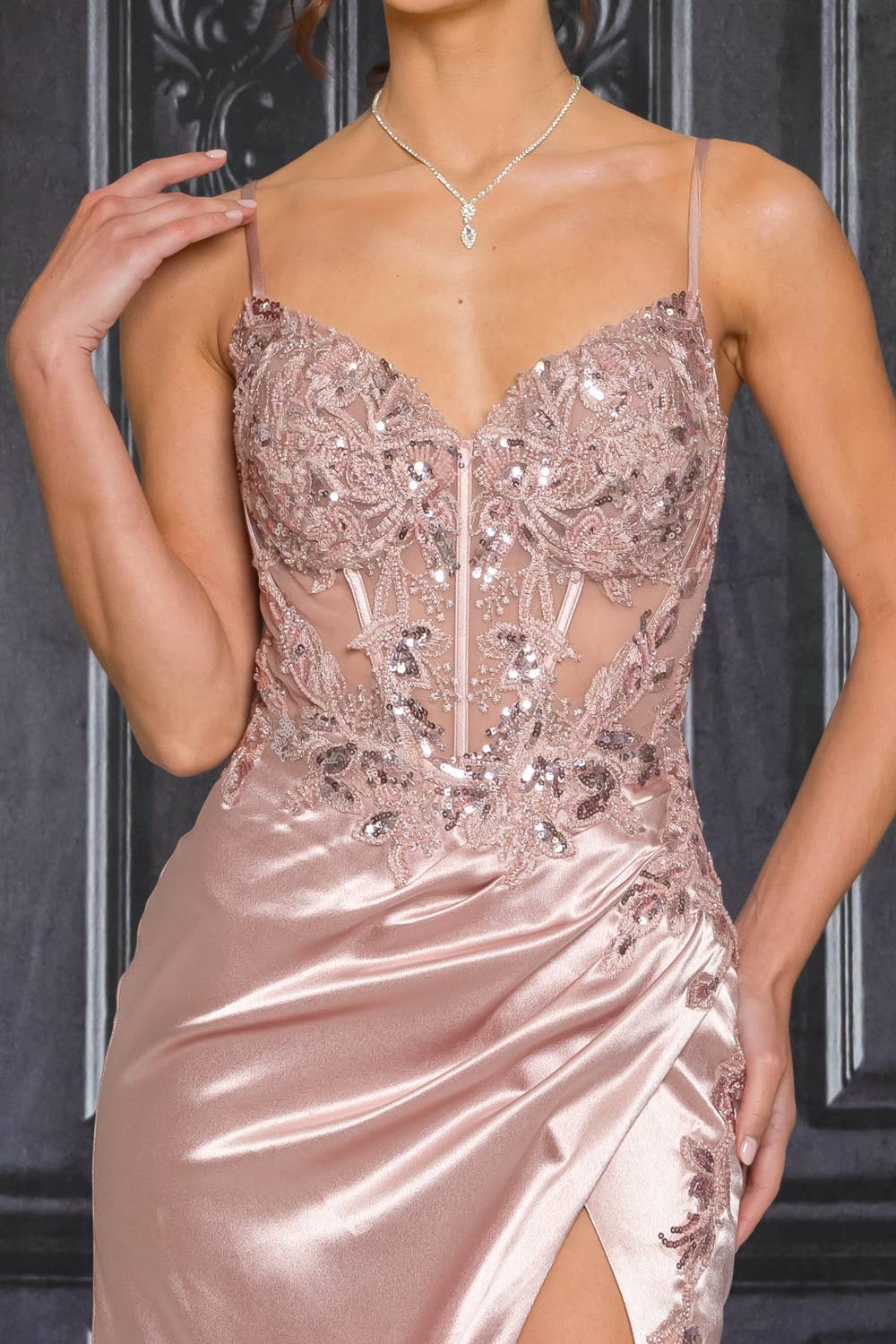 RICARICA INC. – Engroshandel Aftenkjole - Dame – RICARICA INC. luksuriøs maxi-kjole med broderi, perler og palietter samt snørelukning bagpå3