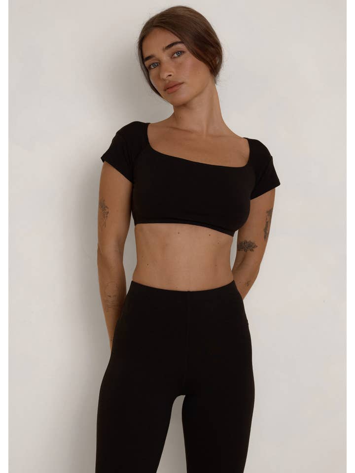 Pinky & Kamal – wholesale Sportöverdel – Dam – Scoop T-shirt Crop Top - Svart - Ekologisk bomull/bambu