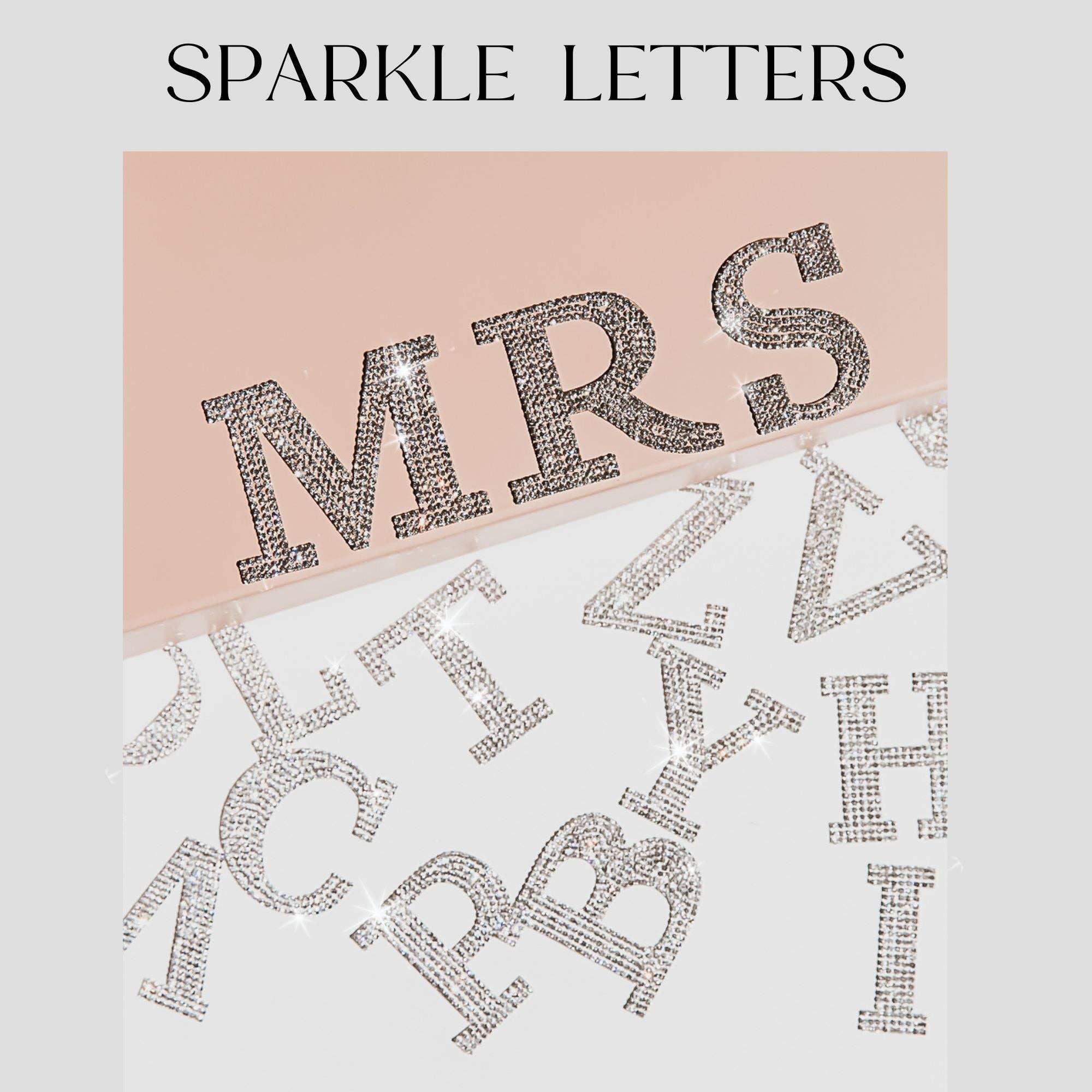 Heirloom Bridal Company – Großhandel Jeansjacke – Damen – Klassische Jeansjacke „Wifey“ mit Perlenbesatz2