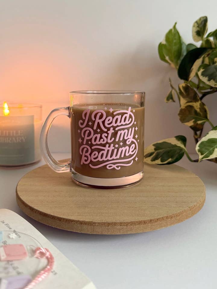 Läste förbi min läggdags bokälskande glasmugg – Estetisk klar mugg för kaffe- och bokälskare för wholesale av Birdie & Co.