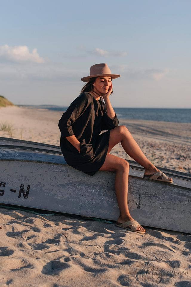 Zwart Linnen jurk met ontspannen pasvorm Aruba in zwart voor groothandel op Faire2