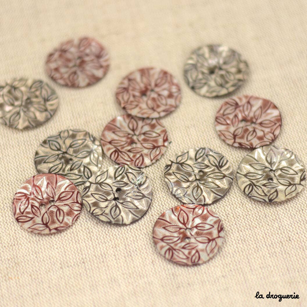 LA DROGUERIE - Wholesale Sewing Button/Snap - Engraved Akoya Button Small Foliage 31 mm2