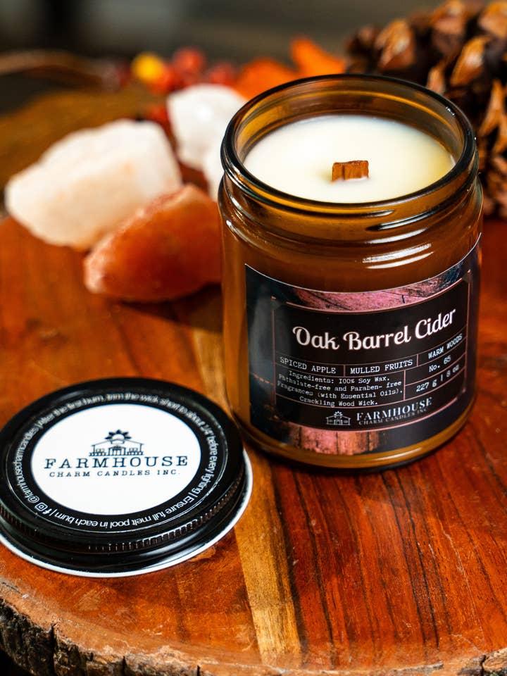 Bougie en cire de soja au cidre en fût de chêne | Pomme épicée + Fruits épicés + Bois pour la vente par Farmhouse Charm Candles Inc.
