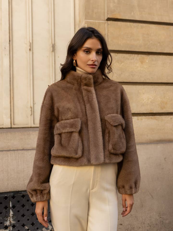 Syntetisk pelsjakke med patchlommer for engroshandel hos Attentif Paris