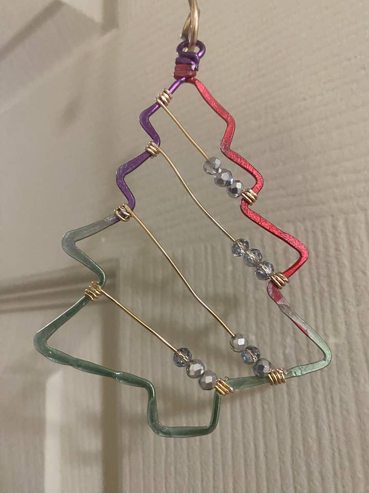 Sapin de Noël panaché avec ornements en cristal pour la vente par Angela Catirina Jones