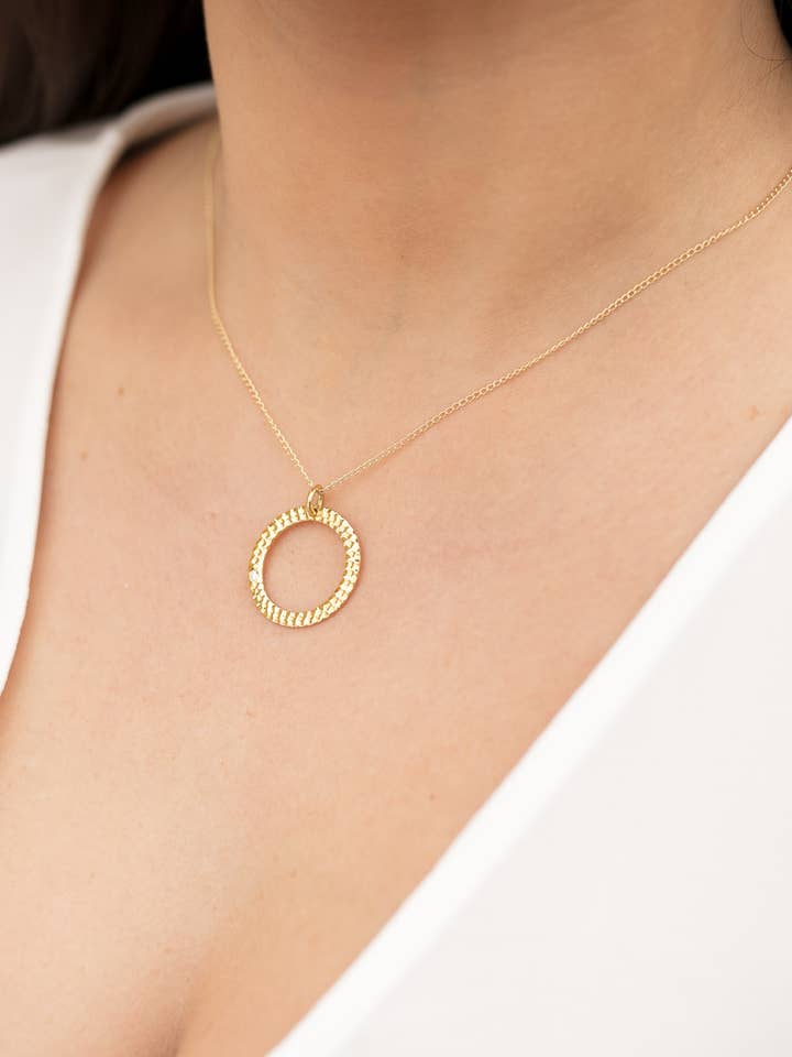 GOLDENE HALO-HALSKETTE MIT WEISSEM DIAMANTEN für den Großhandel von The Diamond Setter