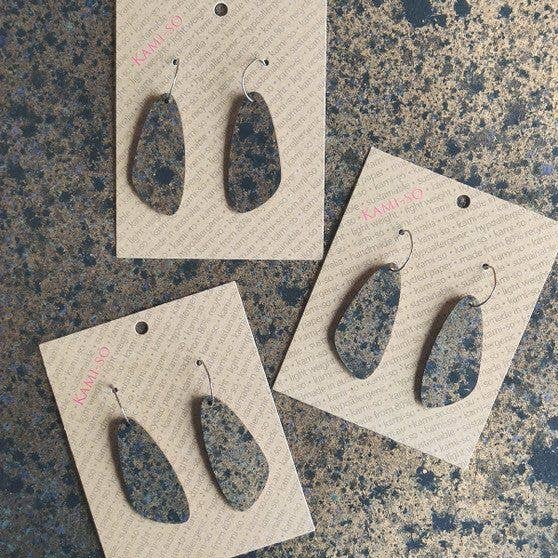 Boucles d'oreilles ovales en papier recyclé - Marine et or pour la vente par Kami-so