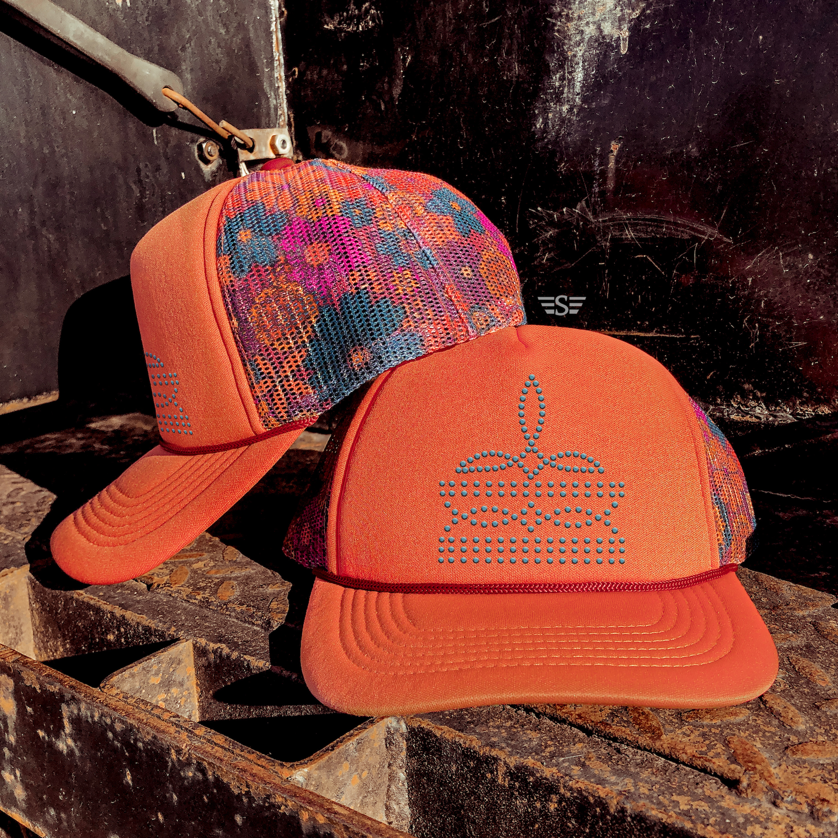 Flying S Company - Venta al por mayor Gorra trucker - Mujer - Gorra Trucker de Malla Estampada con Costura de Bota de Pedrería23