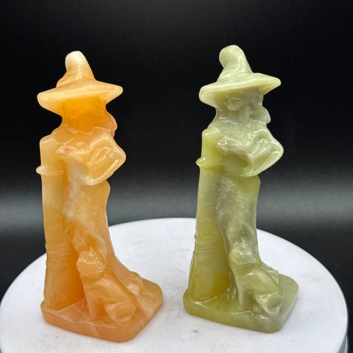 2 stuks Heks met bezem & kat gravure G745F Serpentijn calciet voor wholesale door The 7 Directions