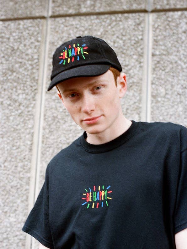 T-shirt nera con motivo ricamato Be Happy per la vendita all'ingrosso da parte di Dream But Do Not Sleep