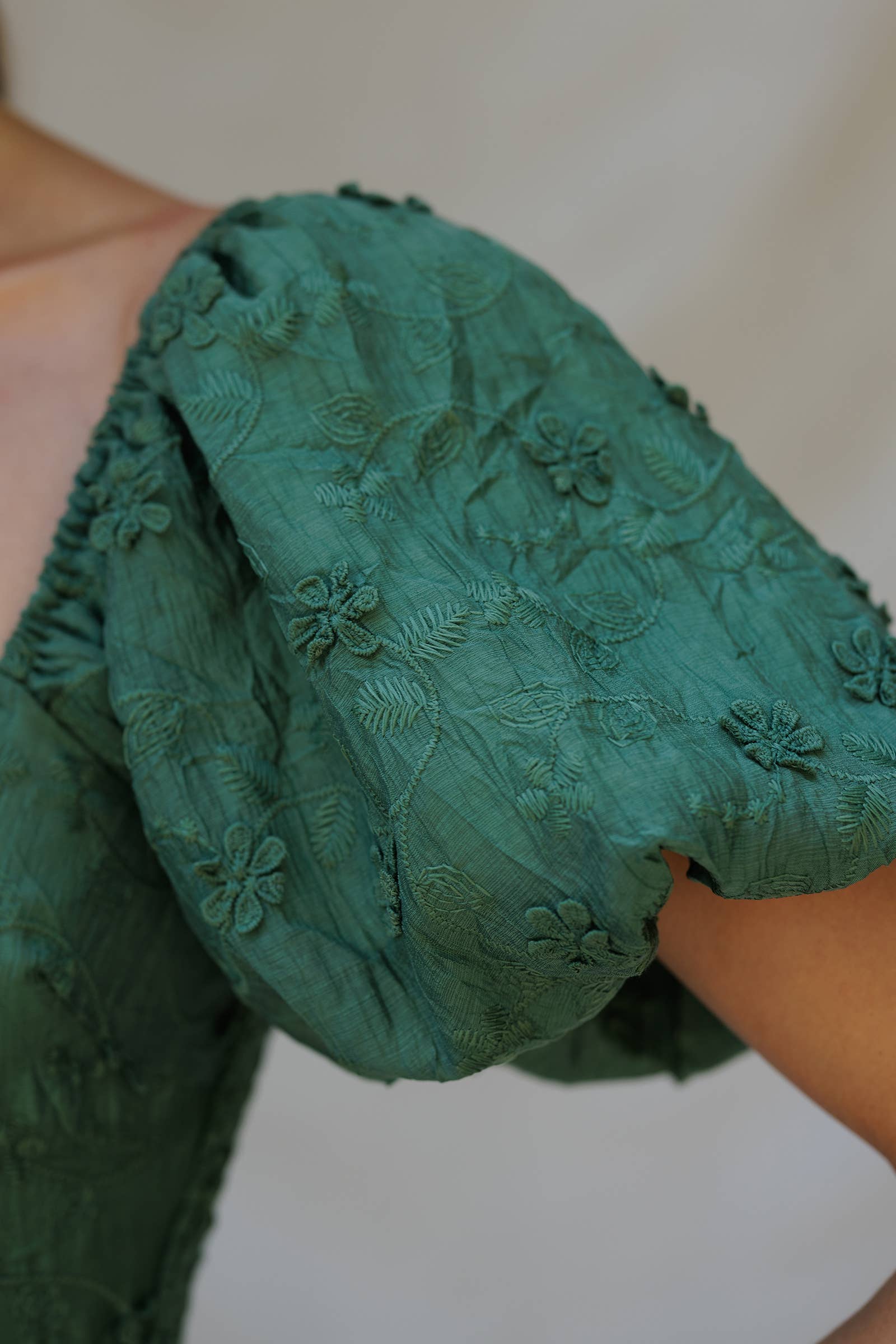 Endless Blu – wholesale Dress – Women's – YD5018 Embroidered Puff-Sleeve Midi Dress4