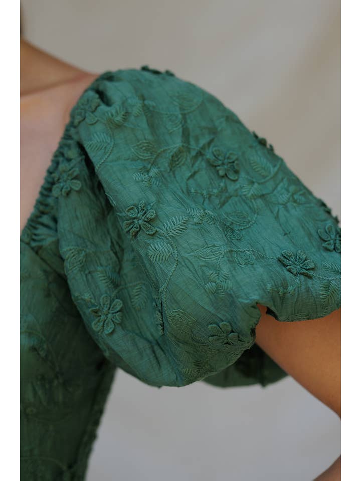 Endless Blu – wholesale Dress – Women's – YD5018 Embroidered Puff-Sleeve Midi Dress4