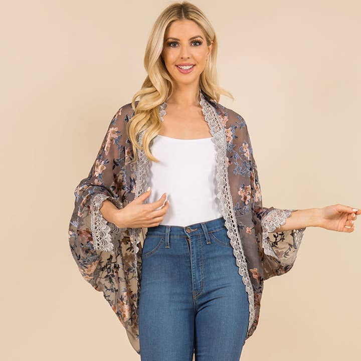 Kimono-Poncho mit offener Vorderseite, Spitzenbesatz und floralem Burnout-Print für den Großhandel von Sensibling Corp.