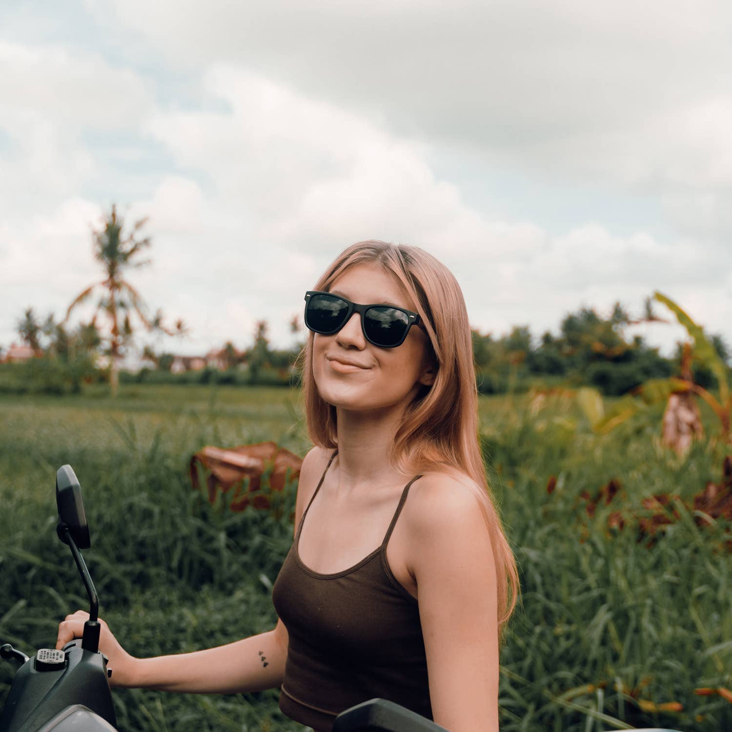 GOWOOD - Wholesale Sunglasses - Unisex - Walnut Wood Sunglasses with Black Polarized Lenses9