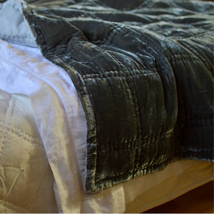 Luala Silk – Großhandel Überwurfdecke – Große quadratische, genähte Decke aus Seidensamt, Schiefergrau2