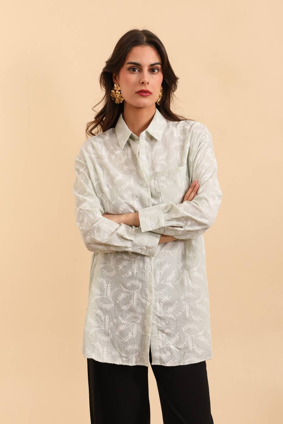 MOOYA – Engroshandel Skjorte med buttondown – til kvinder – Oversize skjorte med teksturerede striber og blomsterbroderier L3086