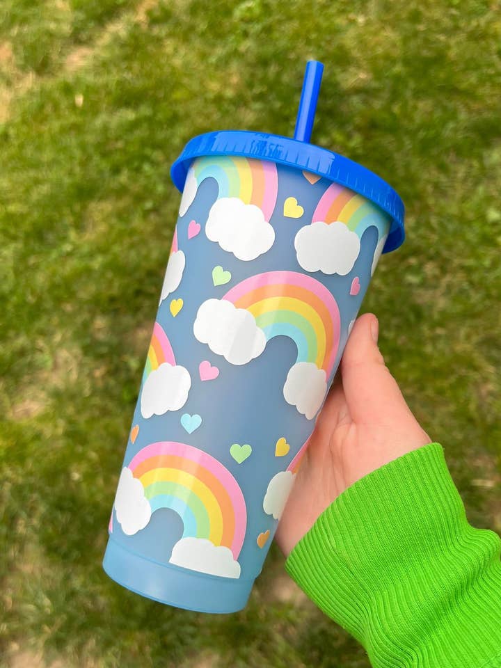 Copo de mudança de cor de nuvens arco-íris com corações por atacado de The Crazy Craft Girl LLC