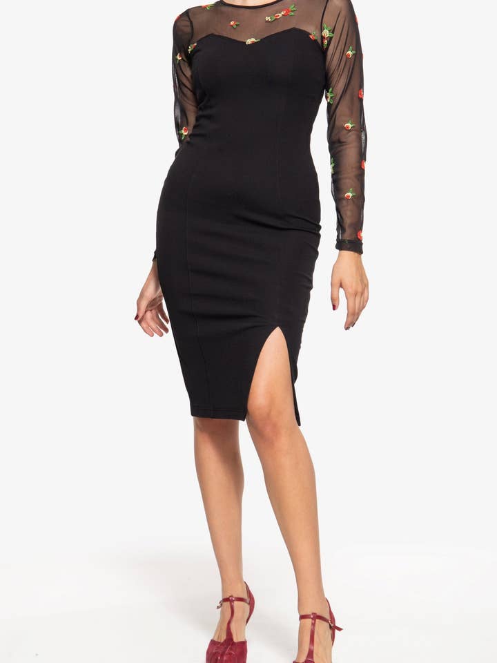 robe crayon en maille avec broderie rose pour la vente par KING KEROSIN