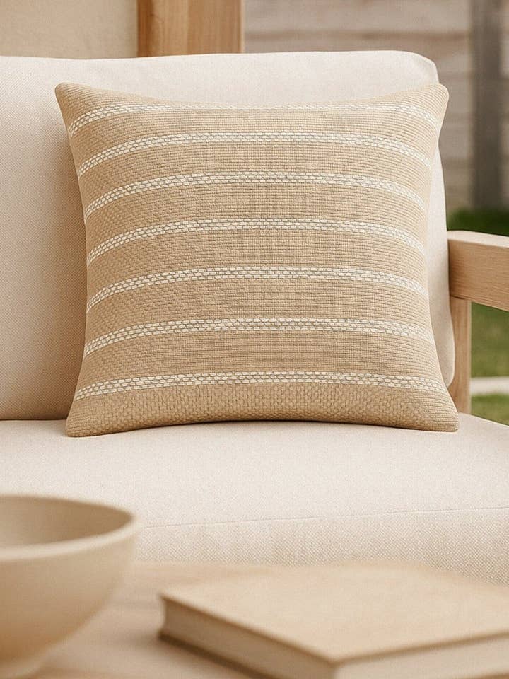 Coussin d'intérieur et d'extérieur à rayures régate pour la vente par Anaya Home