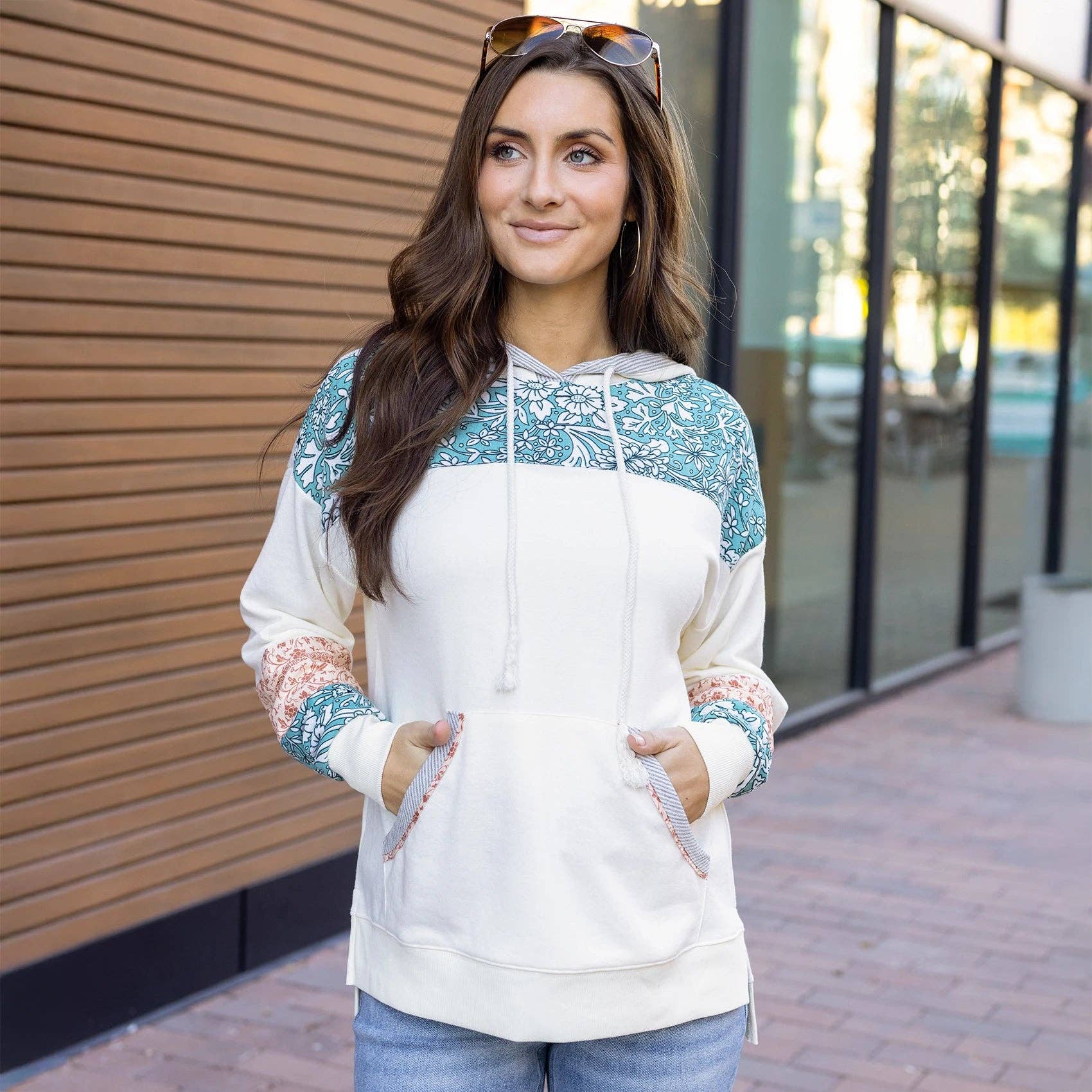 Marfil Sudadera con capucha de retazos en marfil de venta al por mayor en Faire4