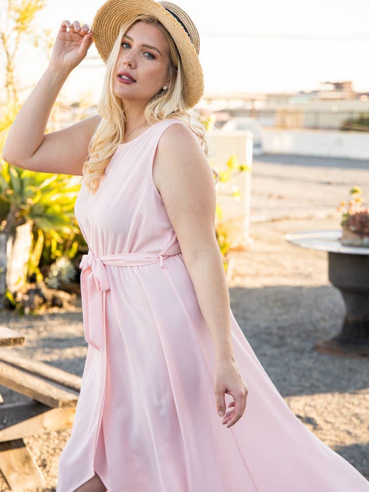 PLUS SIZE Ærmeløs taljebælte foran Surplice Maxi kjole for engroshandel hos Main Strip