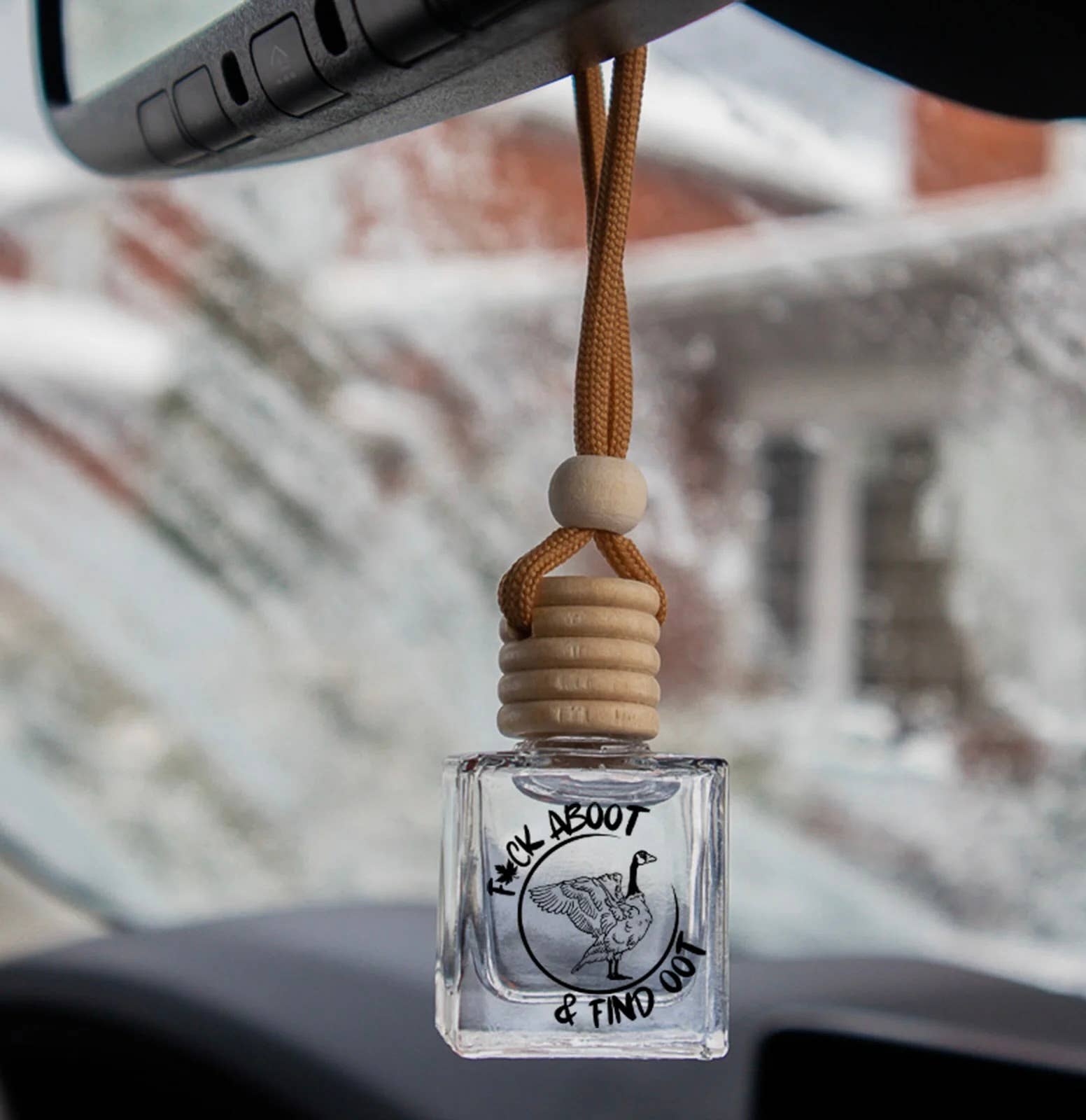 A Pleasant Thought - Vente Désodorisant pour voiture – unisexe - F*CK ABOOT & FIND OOT | DIFFUSEUR DE VOITURE0