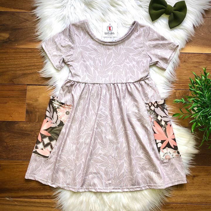 Robe à grandes poches à feuilles grises et corail par Wellie Kate pour la vente par Wellington Design Co.