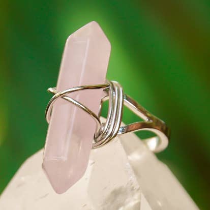 Anello obelisco regolabile con pietra preziosa di quarzo rosa per la vendita all'ingrosso da parte di Moon Child