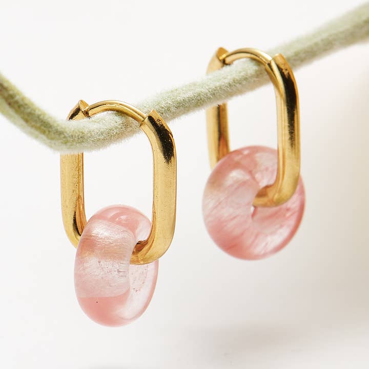 boucles d'oreilles créoles ovales en quartz cerise doré + gemme pour la vente par Cool and Interesting