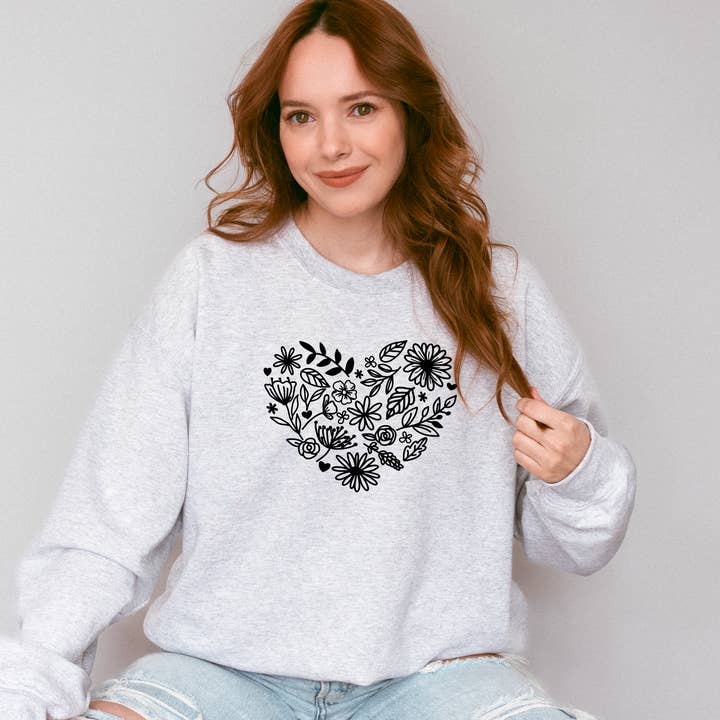 Sweatshirt à motif floral et cœur pour la vente par Words & Wellness
