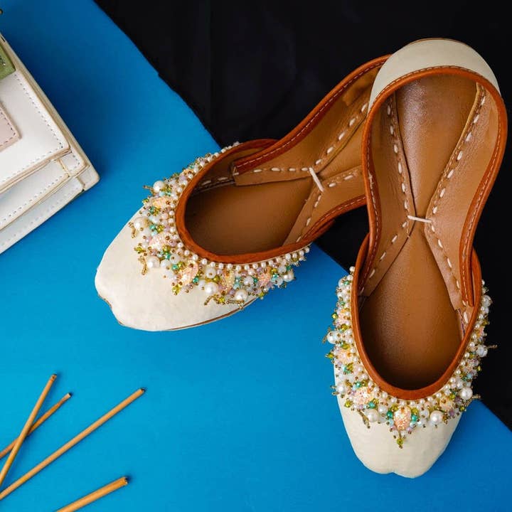 Chaussures plates ivoire ornées d'albâtre royal pour mariages confortables et élégantes pour la vente par Qhareed
