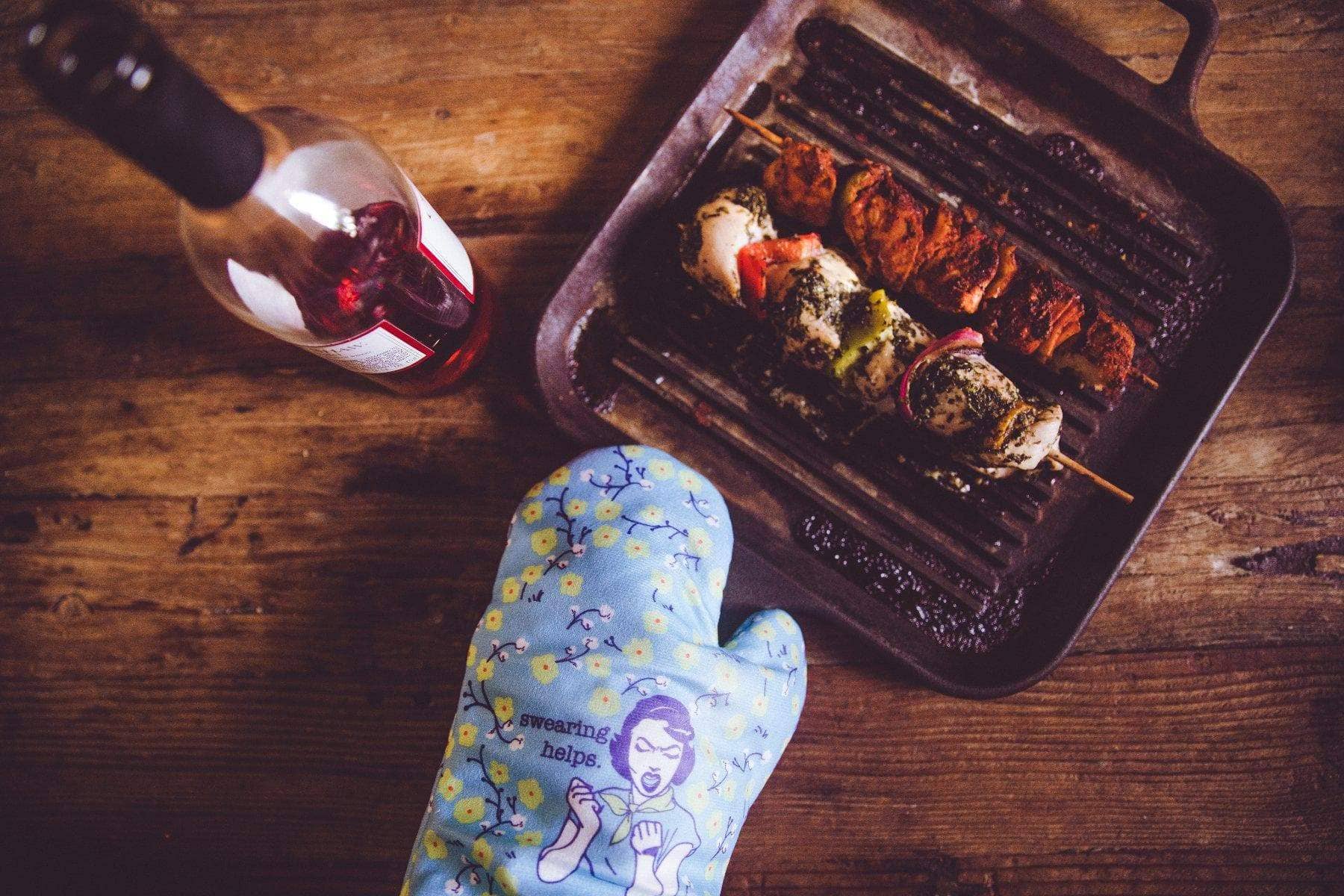 bleu Swearing Helps Gant de four pour maman Her Fun Mat Her en vente sur Faire1