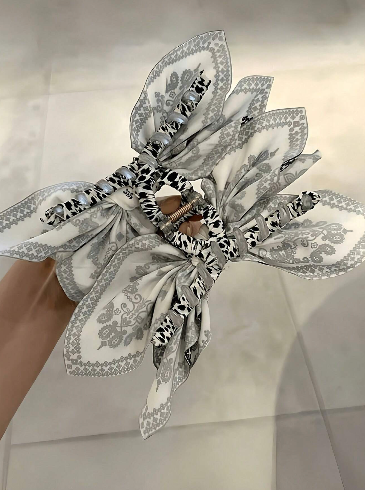 Kate Tuesday Jewelry - Venta al por mayor Horquilla para el pelo - Mujer - Lazos para el cabello con estampado de lazo en blanco y negro2