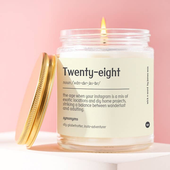 Wick n Word – wholesale Burkljus – Personlig 28-årsdagspresent The Wanderluster Age Definition Ljusgåva för 28-årsdag A0280