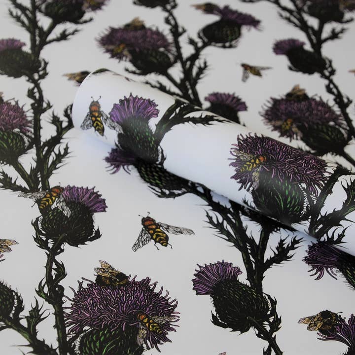 Papel para envolver regalos con diseño de abeja escocesa sobre fondo blanco para venta al por mayor de Rachel Meehan, pictures and words...