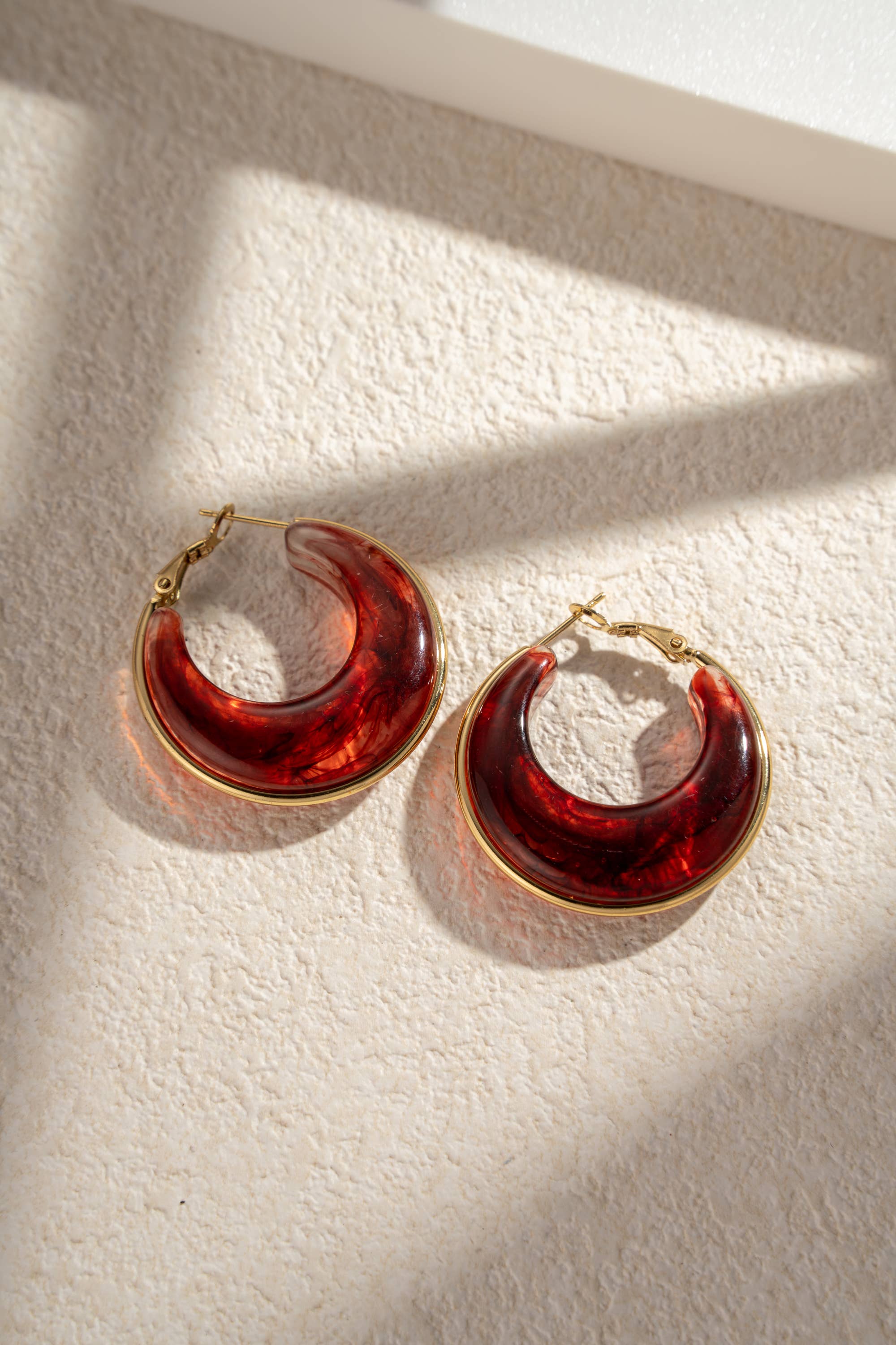 COSMOS – Großhandel Hoops – Marmorharz-Creolen Edelstahl Eleganz Natur1