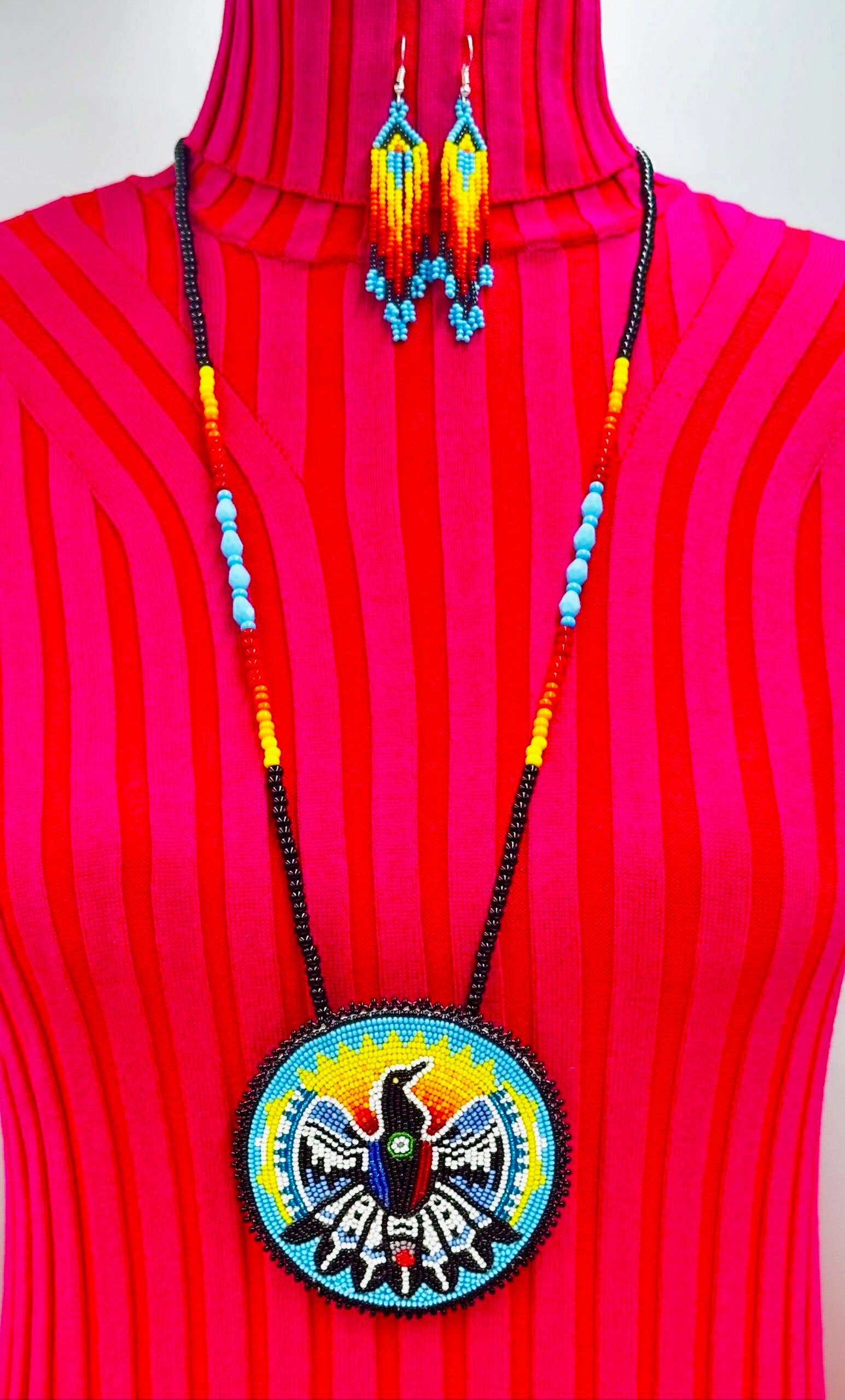 BEADS CORNER – Großhandel Schmucksets – Handgefertigtes Perlenohrset mit schwarzen cyanblauen Adlern1