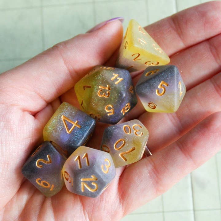 Dobbelsteenset met non-binaire vlag voor wholesale door Mystery Dice Goblin